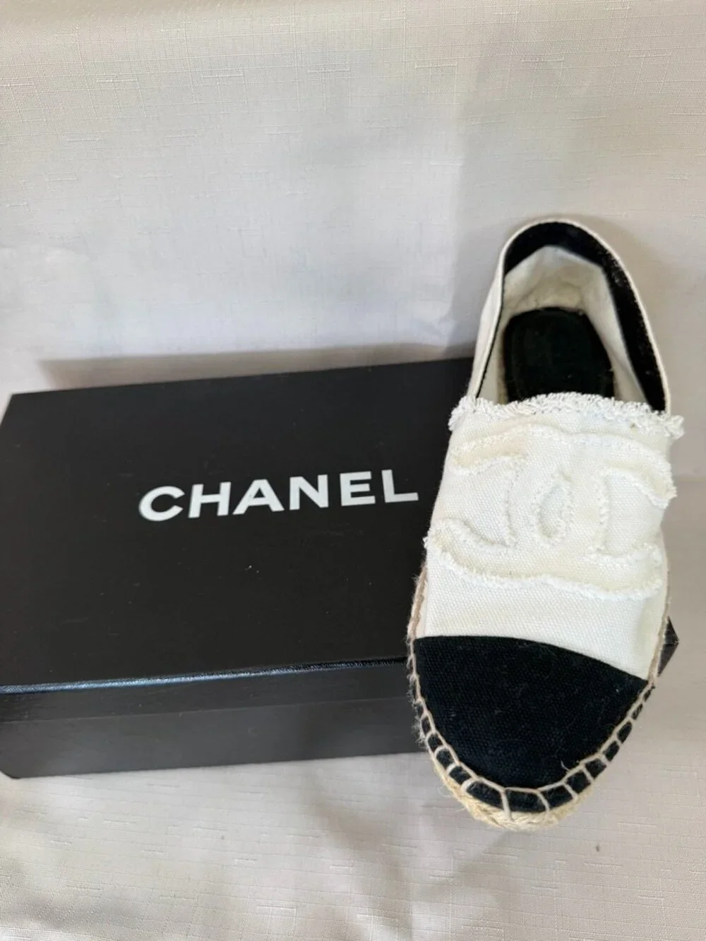 Authentic Chanel CC Canvas Espadrilles White Black Cap Toe Flats 39 11P Spain